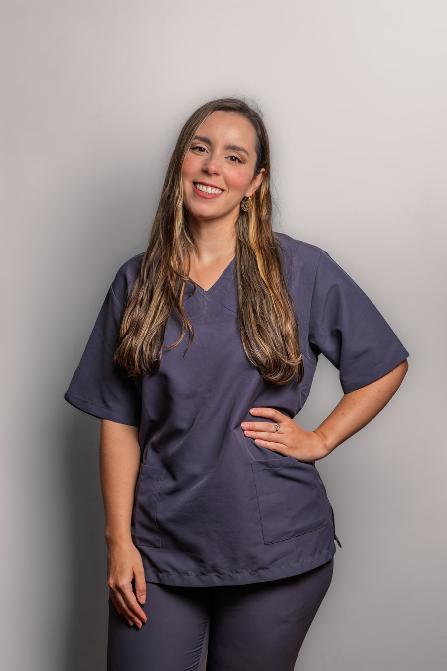 La doctora Laura Cordero sonriendo, con uniforme azul grisáceo